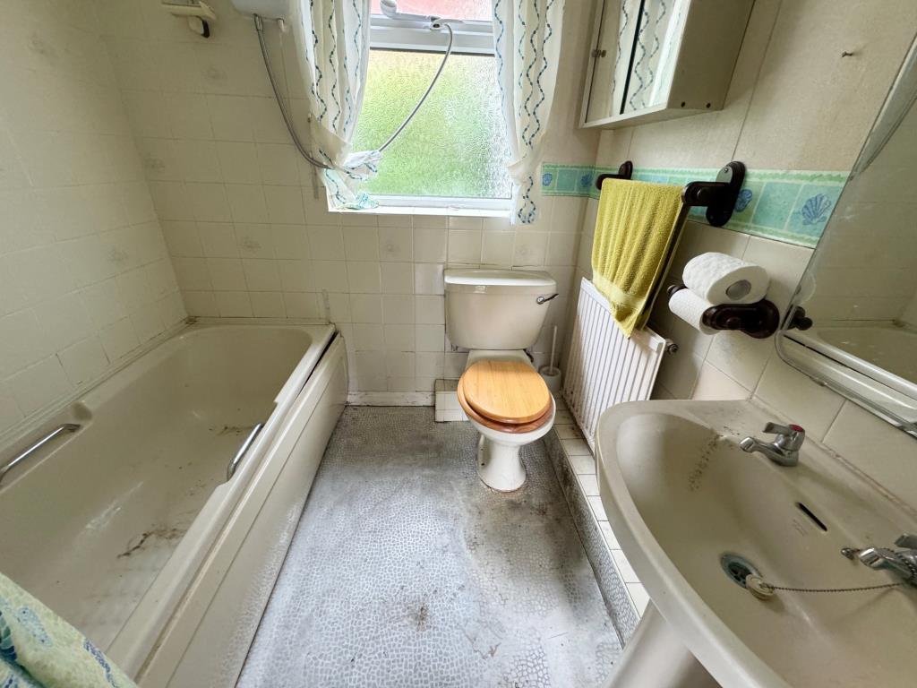 Lot: 146 - DETACHED BUNGALOW WITH POTENTIAL IN POPULAR LOCATION - Bathroom
